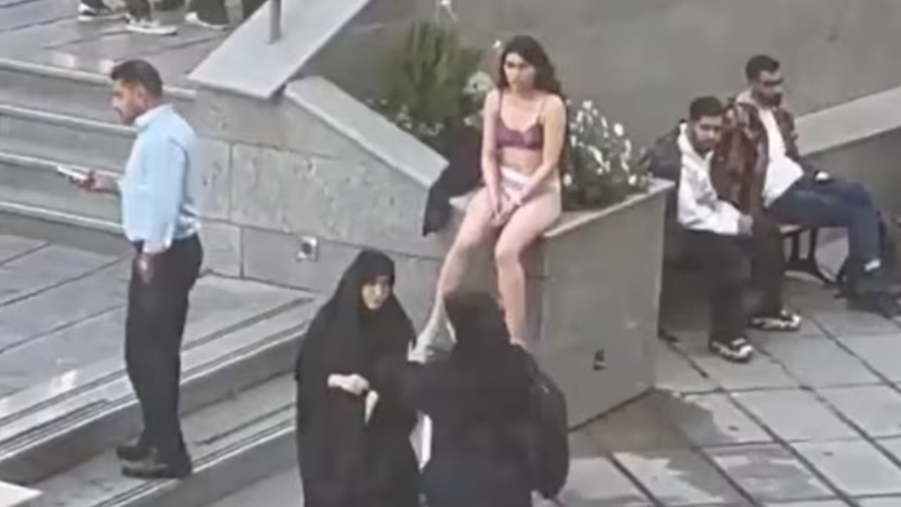 İran'da bir kadından çıplak protesto!