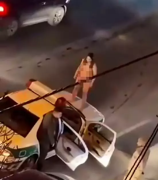 İran'da bir kadından çıplak protesto!