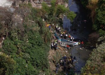 Guetamala’da yolcu otobüsü köprüden düştü: 51 kişi öldü