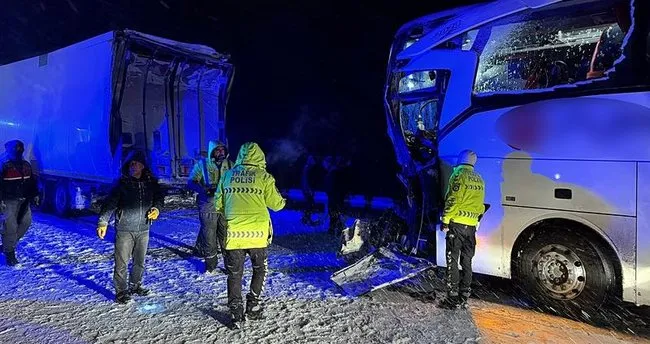 Sivas’ta yolcu otobüsü park halindeki TIR'a çarptı: Şoför öldü, 13 yaralı 1 Sivas’ta yolcu otobüsü park halindeki TIR’a çarptı: Şoför öldü, 13 yaralı