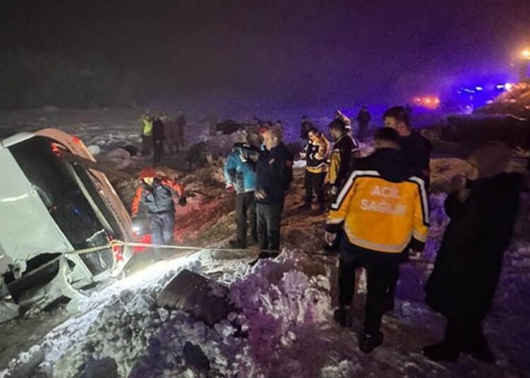 Bingöl'de katliam gibi kaza: 4 ölü, 24 yaralı 1 Bingöl’de katliam gibi kaza: 4 ölü, 24 yaralı