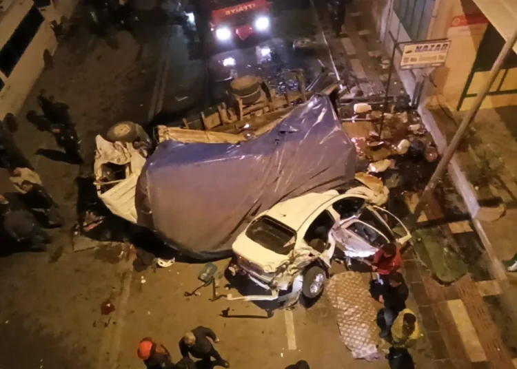 Freni patlayan kamyon önüne kattığı araçla üst geçitten uçtu: 3 ölü, 12 yaralı