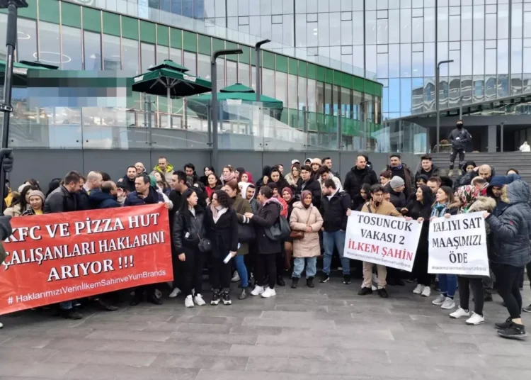 KFC ve Pizza Hut işçileri eylemde 1 KFC ve Pizza Hut işçileri eylemde