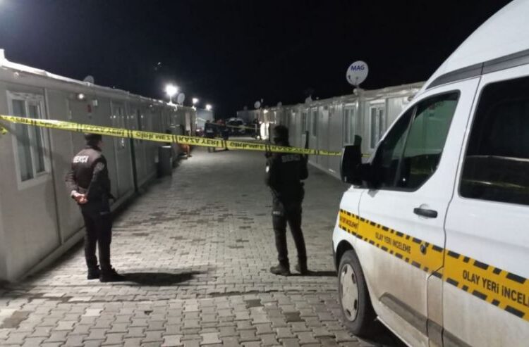 Konteyner kentte polise saldırı; hırsızlık zanlısı polisi bıçakladı 1 Konteyner kentte polise saldırı; hırsızlık zanlısı polisi bıçakladı
