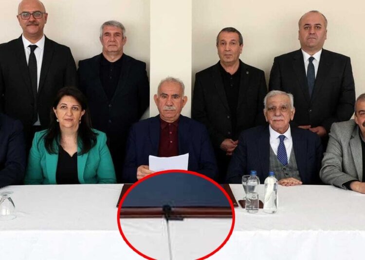 Öcalan'ın fotoğrafındaki mikrofon detayı yeni iddiaları beraberinde getirdi 1 Öcalan’ın fotoğrafındaki mikrofon detayı yeni iddiaları beraberinde getirdi