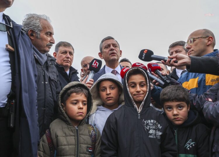 Özel’den Erdoğan’a: ‘Allah’ın cahili, ne Brecht’i bilir ne şiiri’