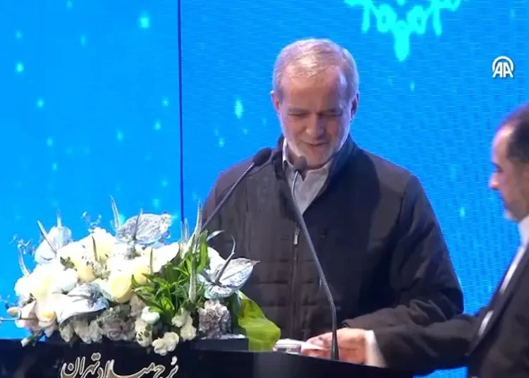 İran Cumhurbaşkanı Pezeşkiyan, Türkçe şiir okuyunca uyarıldı