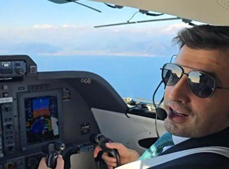 Selçuk Bayraktar, İtalya’da kokpite geçti, ikinci pilot olarak Piaggio Aerospace uçağını kullandı