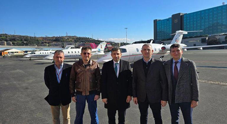 Selçuk Bayraktar, İtalya’da kokpite geçti, ikinci pilot olarak Piaggio Aerospace uçağını kullandı
