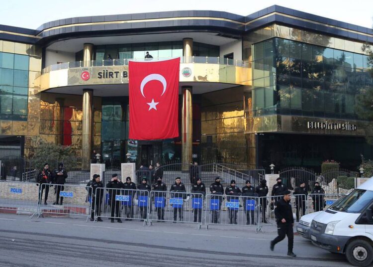 Siirt'te kayyım, 35 belediye personelini işten çıkardı 1 Siirt’te kayyım, 35 belediye personelini işten çıkardı