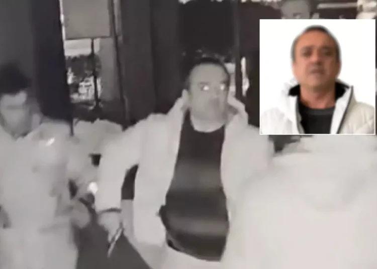 Aracına kartopu atan çocuklara silah çekti, tutuklandı 1 Aracına kartopu atan çocuklara silah çekti, tutuklandı