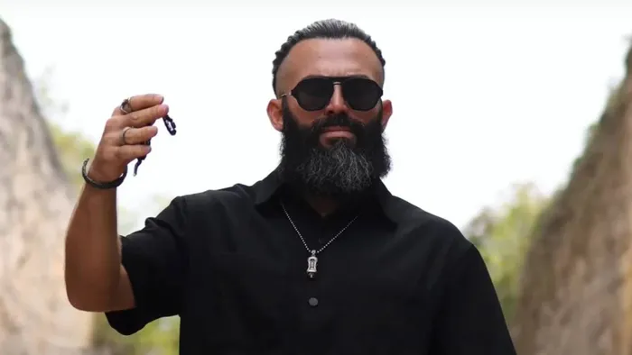 Ruhsatsız silah çetesi iddianamesinden Turabi çıktı 1 Şarkısı ‘müstehcenlikle’ suçlanmıştı: Turabi hakkında yakalama kararı çıktı
