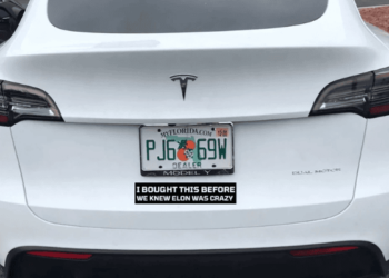 Tesla’cılar araçlarına çıkartma yapıştırıyor: Elon Musk delirmeden önce aldım