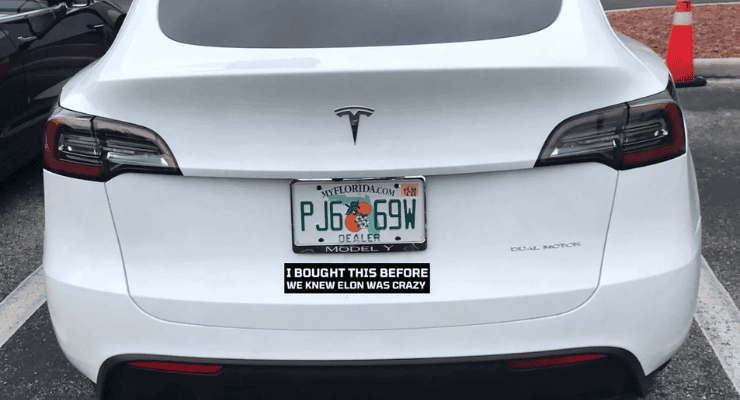 Tesla’cılar araçlarına çıkartma yapıştırıyor: Elon Musk delirmeden önce aldım 1 Tesla’cılar araçlarına çıkartma yapıştırıyor: Elon Musk delirmeden önce aldım