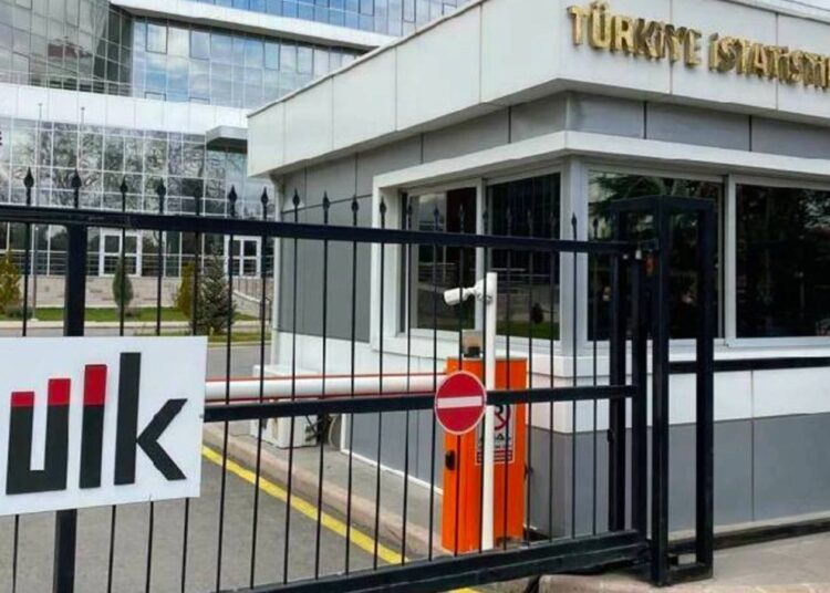 CHP'den TÜİK Başkanı ile ilgili "Enflasyonu doğruya yakın hesapladı kovuldu" ididası 1 Enflasyonu yüzde 42 açıklayan TÜİK, yemekhane fiyatına yüzde 180 zam yaptı