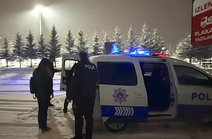 Üç kadın ve bir erkek havada kavga etti, uçak acil iniş yaptı 1 Üç kadın ve bir erkek havada kavga etti, uçak acil iniş yaptı