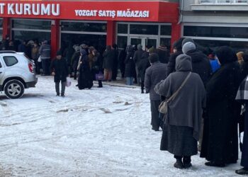 Kar altında ucuz et kuyruğu: Saatlerce beklediler
