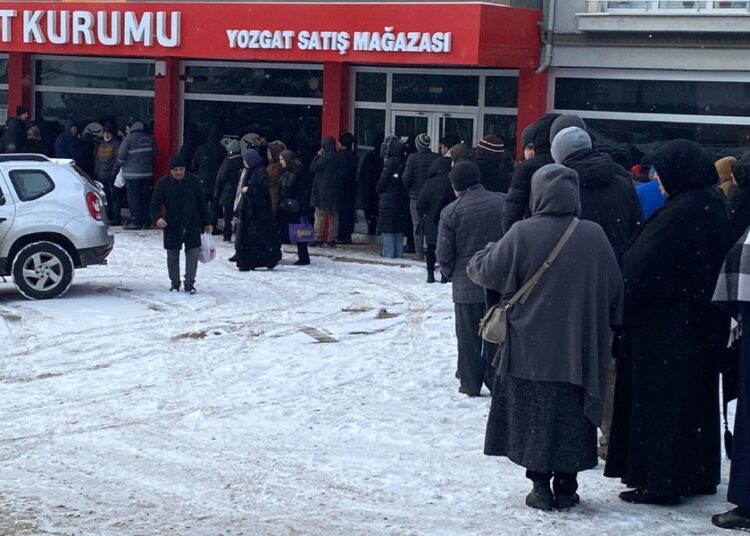 Kar altında ucuz et kuyruğu: Saatlerce beklediler