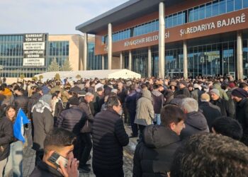 Van'da halk, 'kayyım' ihtimaline karşı geceyi belediyede geçirecek 2 Van’da halk, ‘kayyım’ ihtimaline karşı geceyi belediyede geçirecek