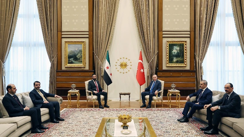 Colani, Erdoğan'ın gönderdiği uçakla Ankara'ya geldi, resmi törenle karşılandı 2 Colani, Erdoğan'ın gönderdiği uçakla Ankara'ya geldi, resmi törenle karşılandı