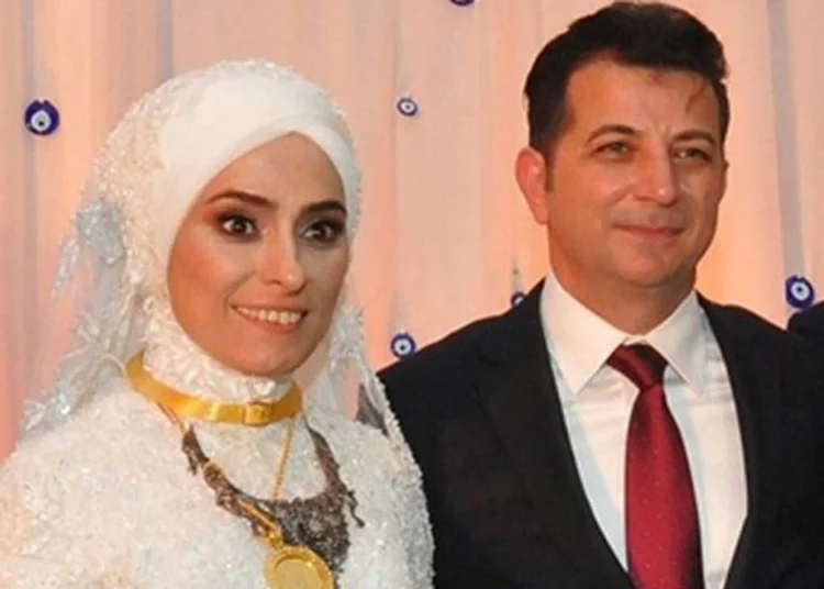 Ünsal Ban'ın yurt dışına kaçmasının ardından Taşkesenlioğlu'nun malvarlığı yeniden gündem oldu 1 Eski kocası, zina sebebiyle Taşkesenlioğlu’na 22 milyon lira tazminat ödeyecek