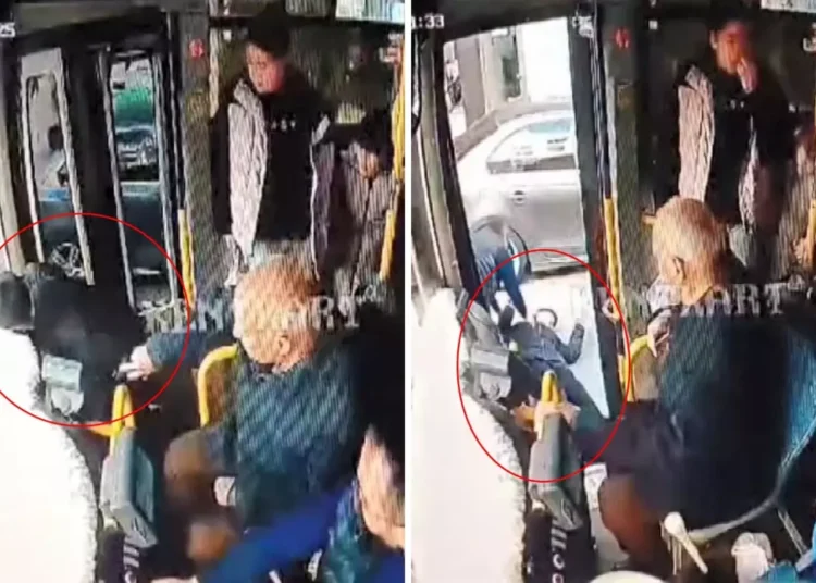 Otobüste bayılan çocuk, şoför kapıyı açınca yere düştü, kafatası kırıldı 1 Otobüste bayılan çocuk, şoför kapıyı açınca yere düştü, kafatası kırıldı