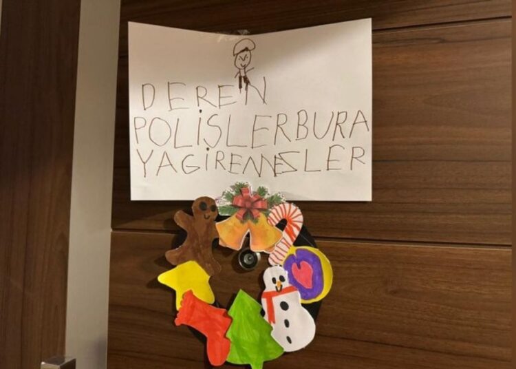 Yerine kayyım atanan Resul Emrah Şahan'ın kızı ev kapısına astı: "Polisler buraya giremez" 1 Yerine kayyım atanan Resul Emrah Şahan’ın kızı ev kapısına astı: “Polisler buraya giremez”