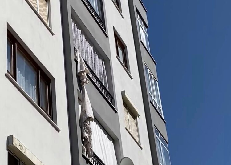 Uç uca bağladığı çarşaflarla alt balkona inmek istedi, 4'üncü kattan aşağıya düştü 1 Uç uca bağladığı çarşaflarla alt balkona inmek istedi, 4’üncü kattan aşağıya düştü