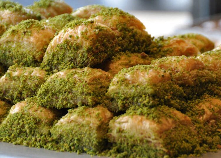 Tuna Cevher yazdı I Tatlıcı ve çikolatacı kafe sayısında patlama: Tatlıya olan talep sağlığı nasıl etkiliyor? 1 Emeklinin bayram ikramiyesiyle 2018’te alabildiği baklavanın 7 kilosunu enflasyon yedi!
