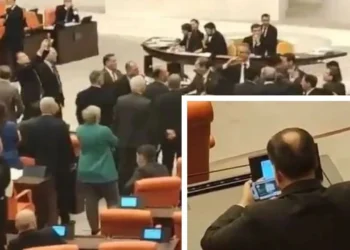 AK Partili vekil Meclis’te kıyamet koparken ‘batak’ oynamayı tercih etti
