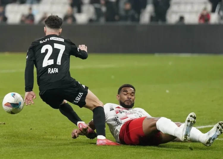 Beşiktaş evinde mağlup! 10 kişi kalan Gaziantep, 1-0 yenikken 2-1 galip gelmeyi başardı 1 Beşiktaş evinde mağlup! 10 kişi kalan Gaziantep, 1-0 yenikken 2-1 galip gelmeyi başardı
