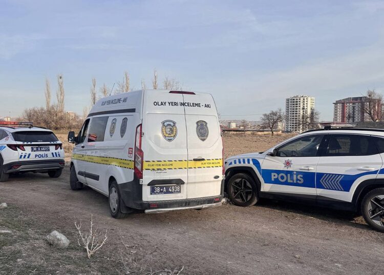 Boş bir arazide 3 kişi baygın, 1 kişi ölü bulundu