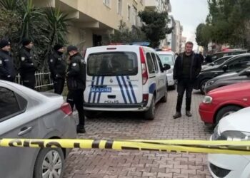 Eşini ve 3 çocuğunu öldürüp intihar etti