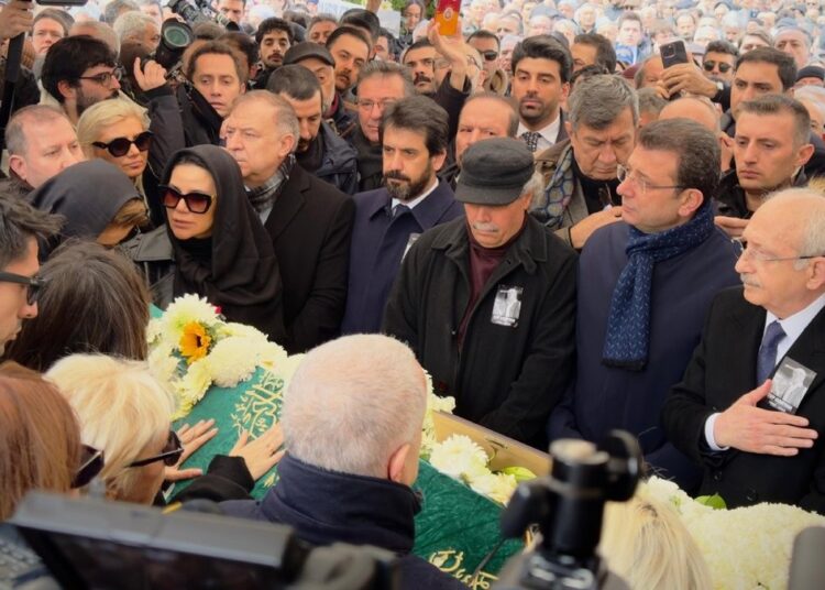 Edip Akbayram son yolculuğuna uğurlandı