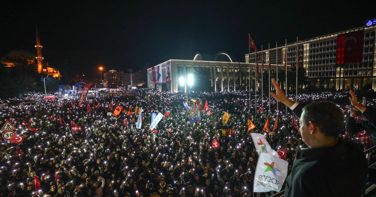 Saraçhane'ye akın eden on binler, gözaltına alınan Ekrem İmamoğlu’na sahip çıktı 1 Saraçhane’ye akın eden on binler, gözaltına alınan Ekrem İmamoğlu’na sahip çıktı