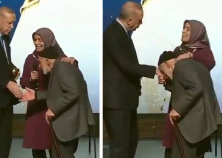 Cumhurbaşkanı Erdoğan, 92 yaşındaki vatandaşa elini öptürdü 1 Cumhurbaşkanı Erdoğan, 92 yaşındaki vatandaşa elini öptürdü