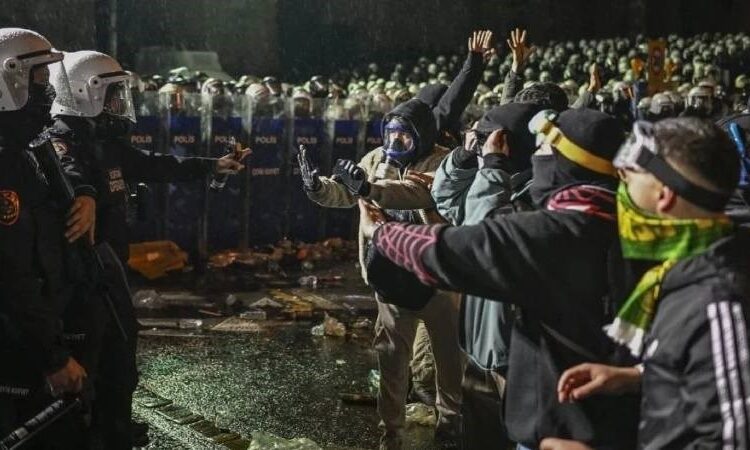 İstanbul'da eylem bilançosu: 20'si çocuk 447 kişi gözaltına alındı 177 kişi tutuklandı 1 Polisten boykot eylemlerine destek verenlerin evlerine şafak baskınları