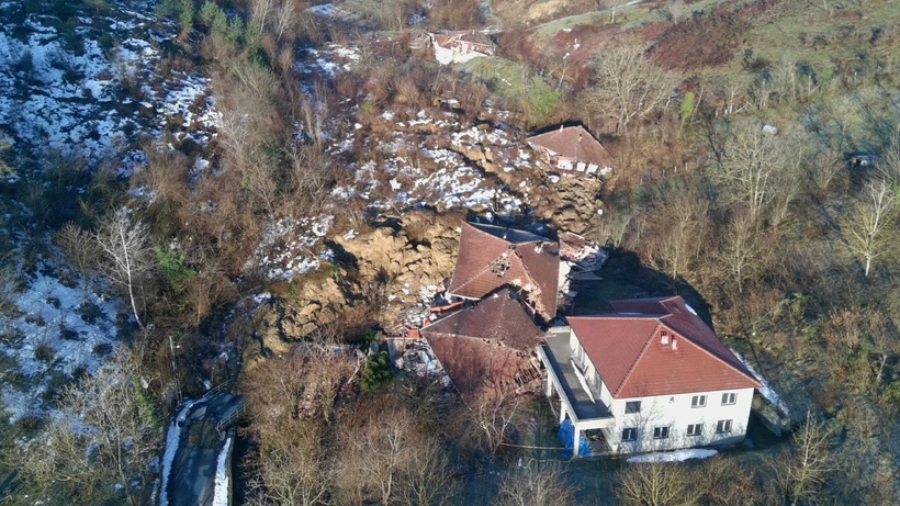 Sinop Türkeli’de heyelan: 3 ev yıkıldı, 4 kişi yaralı kurtarıldı