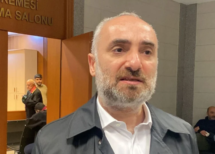 Gazeteci İsmail Saymaz hakkında gözaltı kararı! Polis evinde arama yapıyor 1 Gazeteci İsmail Saymaz hakkında gözaltı kararı! Polis evinde arama yapıyor