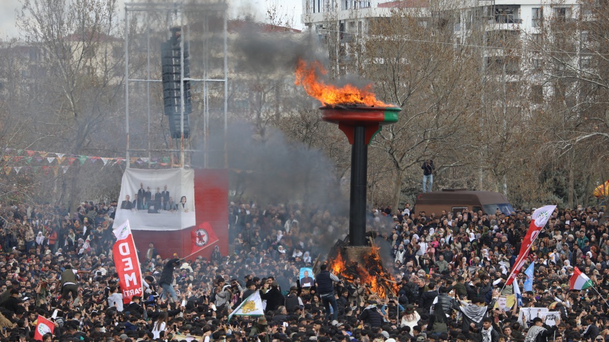 Diyarbakır'da yüzbinler Newroz'da buluştu: Özgür Özel mesaj gönderdi, Öcalan'ın mektubu okunamadı 2 Diyarbakır'da yüzbinler Newroz'da buluştu: Özgür Özel mesaj gönderdi, Öcalan'ın mektubu okunamadı
