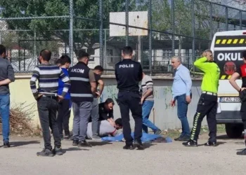 Arkadaş şakası küçük kızın sonu oldu! İttirince servis minibüsü çarptı