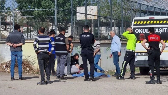 Arkadaş şakası küçük kızın sonu oldu! İttirince servis minibüsü çarptı 1 Arkadaş şakası küçük kızın sonu oldu! İttirince servis minibüsü çarptı