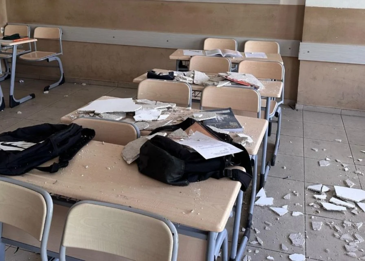 Dersin ortasında öğrencilerin kafasına tavan parçası düştü 1 Dersin ortasında öğrencilerin kafasına tavan parçası düştü