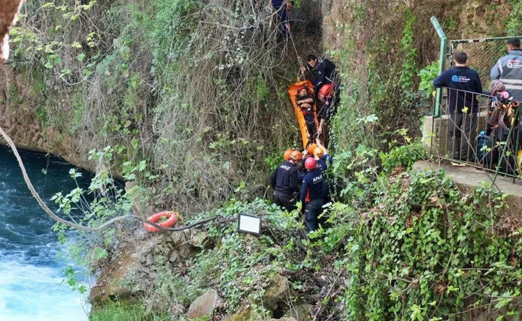 Düden Şelalesi'ni izlemek isterken, 15 metre yükseklikten aşağı uçtu 1 Düden Şelalesi’ni izlemek isterken, 15 metre yükseklikten aşağı uçtu