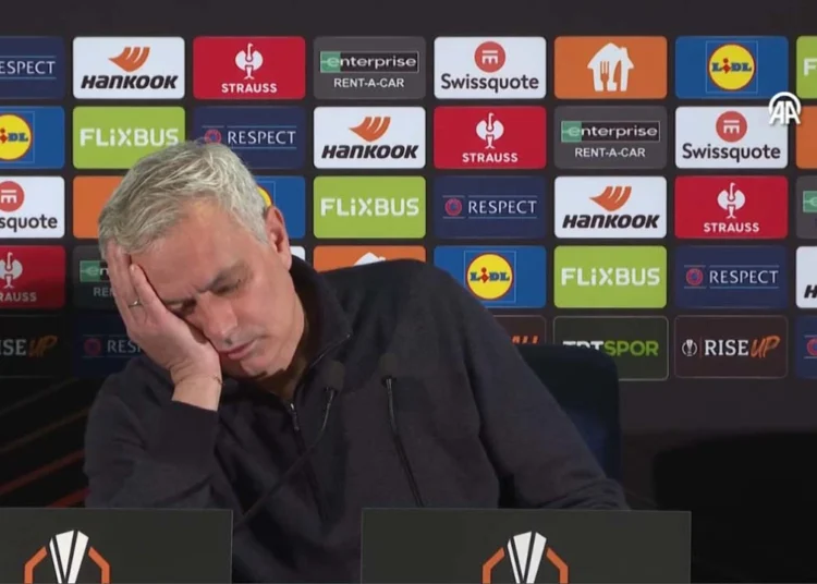 Taraftar istifasını istemişti, yönetim Mourinho ile 'devam' dedi 1 Mourinho’dan olay tavır! Uzun soruya uyuyarak tepki gösterdi