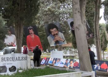 Müslüm Gürses kabri başında anıldı