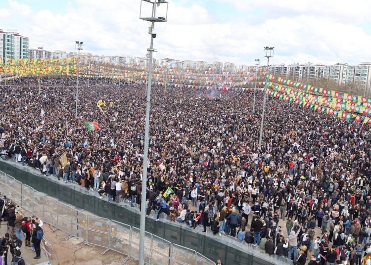 Diyarbakır'da yüzbinler Newroz'da buluştu: Özgür Özel mesaj gönderdi, Öcalan'ın mektubu okunamadı 1 Diyarbakır’da yüzbinler Newroz’da buluştu: Özgür Özel mesaj gönderdi, Öcalan’ın mektubu okunamadı