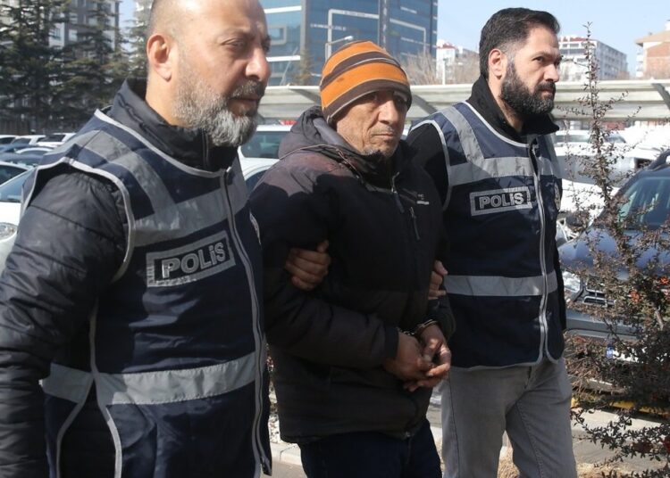 Beyin cerrahını bıçaklayan şahıs: 'Bana yapay zekâ yerleştirdi' 1 Beyin cerrahını bıçaklayan şahıs: ‘Bana yapay zekâ yerleştirdi’