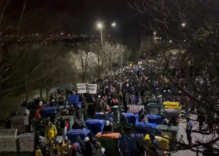Milletvekillerinin ayrılmasını fırsat bilen polis, ODTÜ'de öğrenci çadırlarına baskın yaptı 1 Milletvekillerinin ayrılmasını fırsat bilen polis, ODTÜ’de öğrenci çadırlarına baskın yaptı