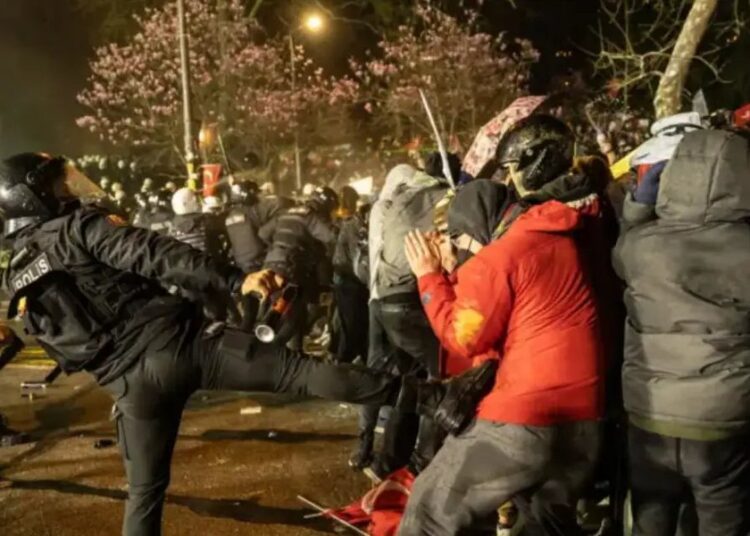 Emniyette işkence iddiası: ‘Gözaltı süresi, yüzlerindeki şişlikler insin diye uzatıldı’